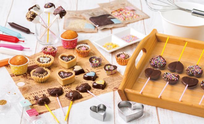 簡単かわいい手作りチョコレート タルトカップやチョコレートペン トッピングなど 手作りチョコには欠かせない製菓材料を取り揃えました １００円で暮らしは楽しくなる Can Do